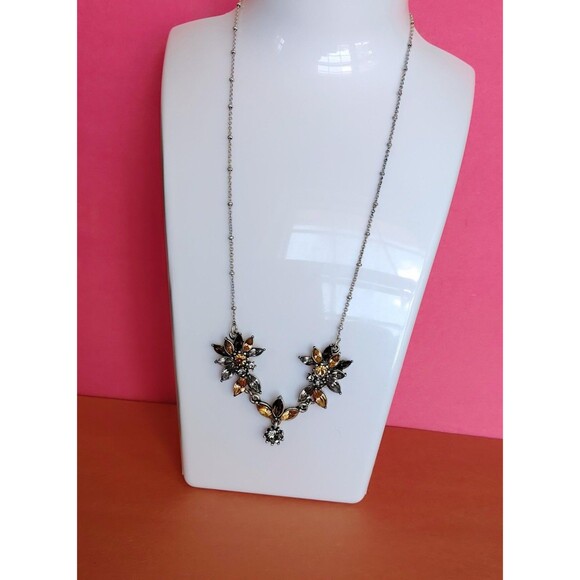 Avon Sparkling Floral Necklace Statement Jewelry Silver Tone Crystal Boxed Gift - Picture 10 of 16